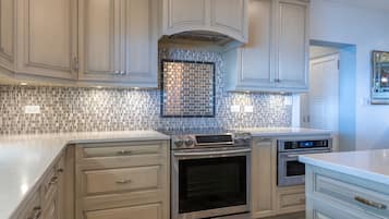 Een microgolfoven, een oven, een kookplaat, een vaatwasser