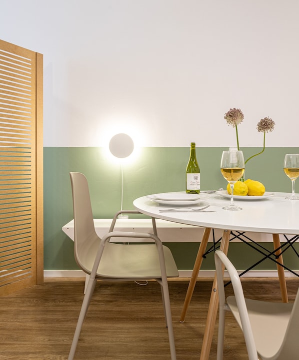 Estudio de diseñador | Cocina privada | Refrigerador, microondas, cafetera y tetera y utensilios de cocina 