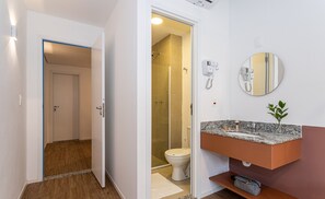 Basic-Apartment | Badezimmer | Dusche, kostenlose Toilettenartikel, Haartrockner, Handtücher