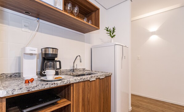 Appartamento Basic | Cucina privata | Frigorifero, microonde, macchina per tè/caffè