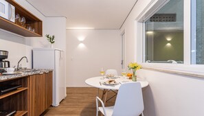 Departamento básico | Cocina privada | Refrigerador, microondas, cafetera y tetera y utensilios de cocina 