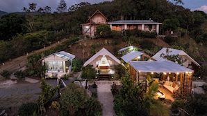 A hillside property with multiple cabins, a central lodge, and a well-maintained garden. - Yaloco House Monteverde  (Sierra)