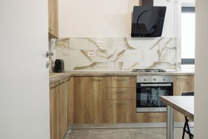 Fridge, microwave, stovetop, coffee/tea maker - Rescossa Apartment (București)