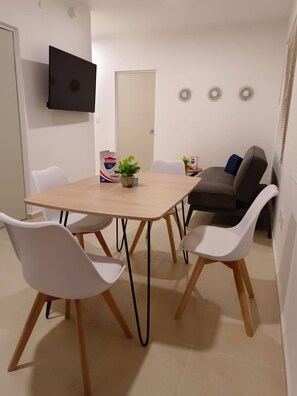 Apartment, 3 Bedrooms, Patio | Dining - Charming Apartment Hoestel Reiden! (Playa del Carmen)