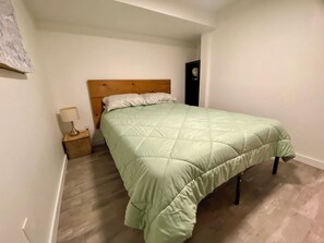 2 bedrooms, iron/ironing board, WiFi, bed sheets - A short walk to the beach and downtown! Pet friendly, hiking, paddling, skiing! (Meaford)