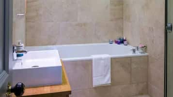 Secadora de cabello, toallas, jabón, papel de baño