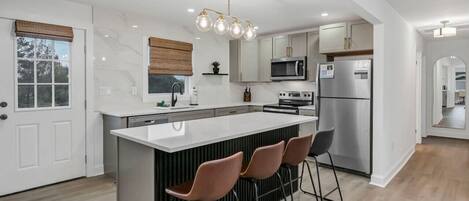 Refrigerador, microondas, horno y parrilla de estufa