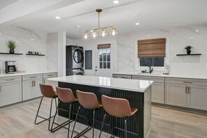 Kylskåp, mikrovågsugn, ugn och spishäll