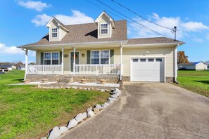 Exterior - Bigger & Better 3BR Home for 8 | Mid-Term | King (Oak Grove)