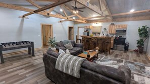 Una Smart TV, una chimenea, libros