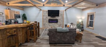 Spacious Lux Cabin. Close to HH State Park & More!