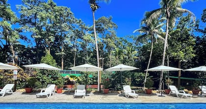 Happy Iguana Marina Ecolodge Waterfront Cabin #1, A/C, Starlink, Pool, Sleeps 4