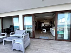 Outdoor dining - Cozy apartment w/3bedrooms Oceanfront WiFi

 (Isla Mujeres)