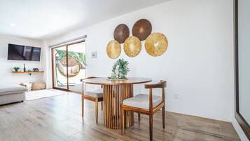 Luxury House, Courtyard View | Dining room