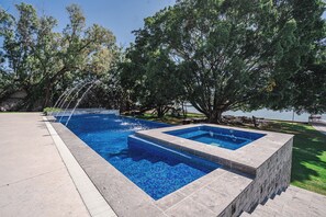 Outdoor pool, open 8:00 AM to 10:00 PM, pool umbrellas, pool loungers - Bungalow with jacuzzi and lake view (Tlajomulco de Zúñiga)