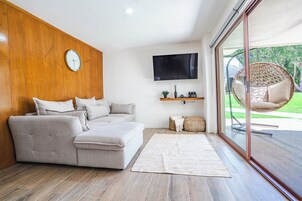 Casa de lujo, vistas al patio | Zona de estar | Una televisión