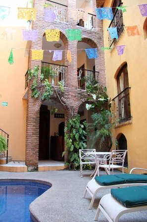 Estúdio, vista para a piscina | Área de estar