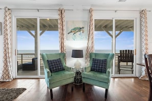 Living area - Spacious 6-bedroom Duplex house with WiFi in fabulous Carolina Beach (Carolina Beach)