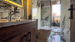 Haartrockner, Handtücher, Seife, Shampoo