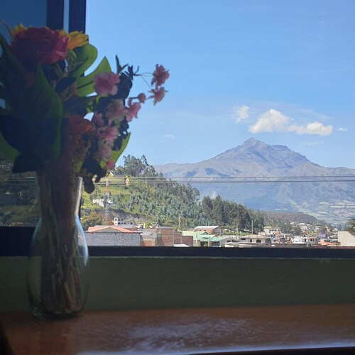 Chamant small duplex quiet unique city center is close to all sites.