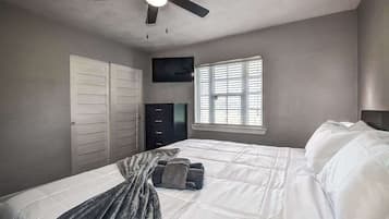 3 habitaciones, tabla de planchar con plancha y cuna de viaje