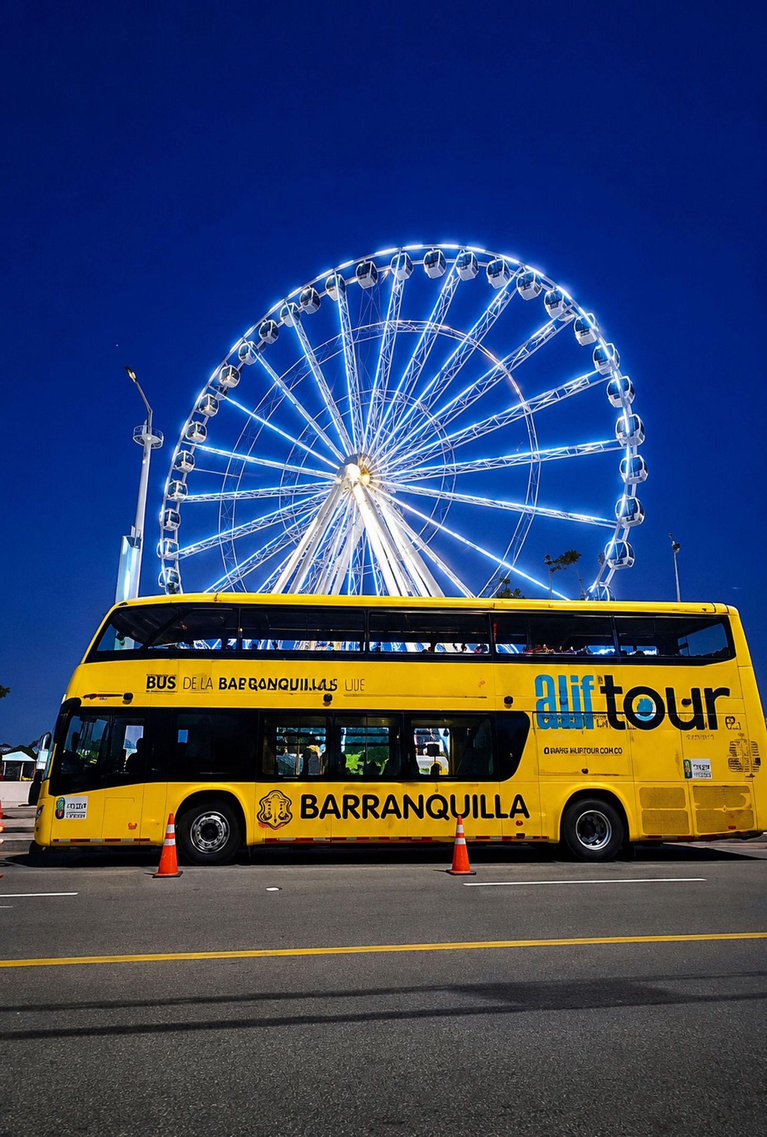 Un autobús de dos pisos con la marca 'BARRANQUILLA' y 'alif tour' estacionado frente a una noria gigante.