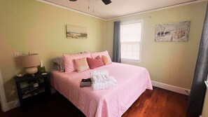 3 slaapkamers, een strijkplank/strijkijzer, gratis wifi, beddengoed