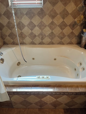 Een douche, een bubbelbad, een haardroger, handdoeken