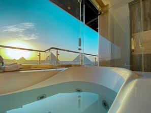 Hårføner, såpe og toalettpapir