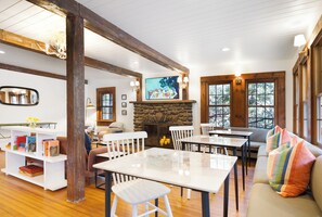 Lobby sitting area - Phoenicia Lodge (Phoenicia)