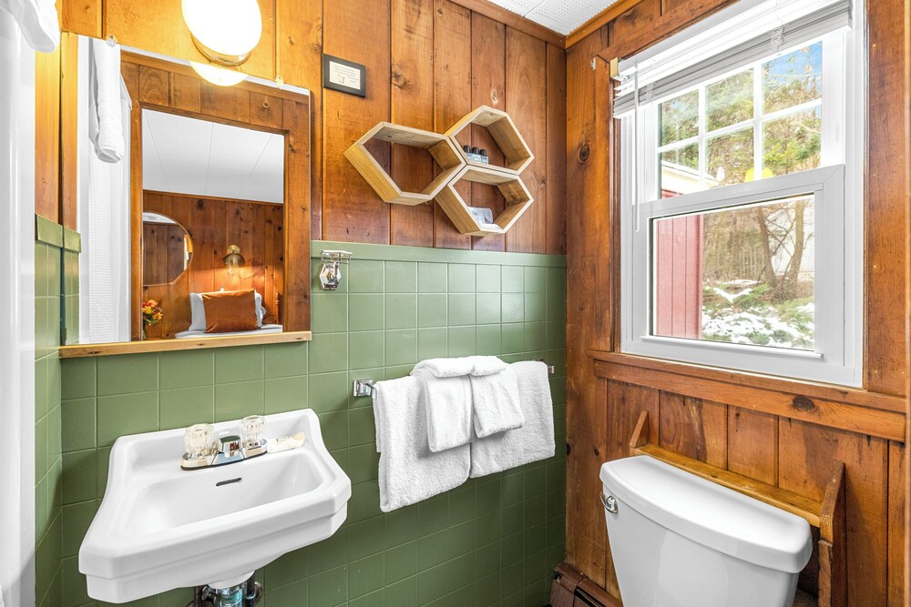 Phoenicia Lodge by null