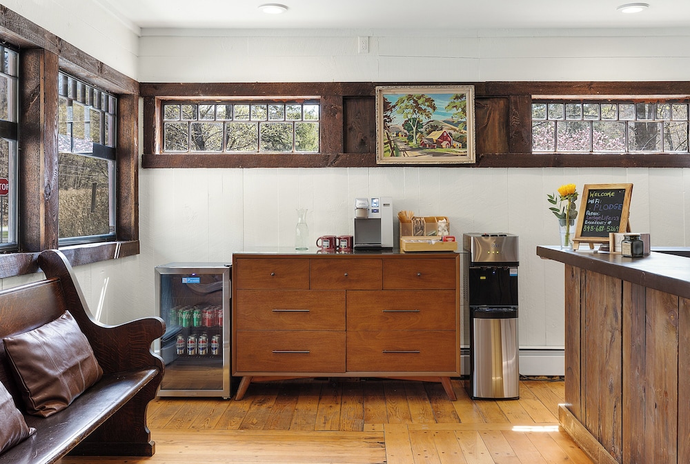 Phoenicia Lodge by null