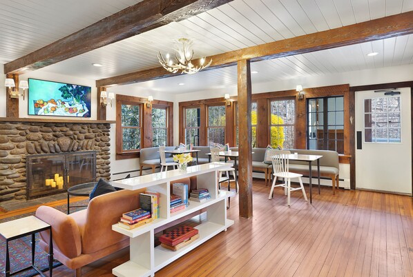 Interior - Phoenicia Lodge (Phoenicia)