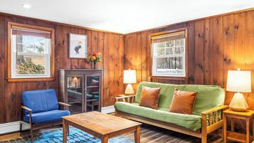 Een 32-inch flatscreentelevisie met kabelzenders en een dvd-speler