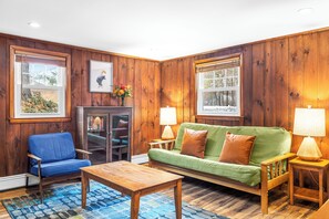 32-inch flat-screen TV with cable channels, DVD player - Phoenicia Lodge (Phoenicia)