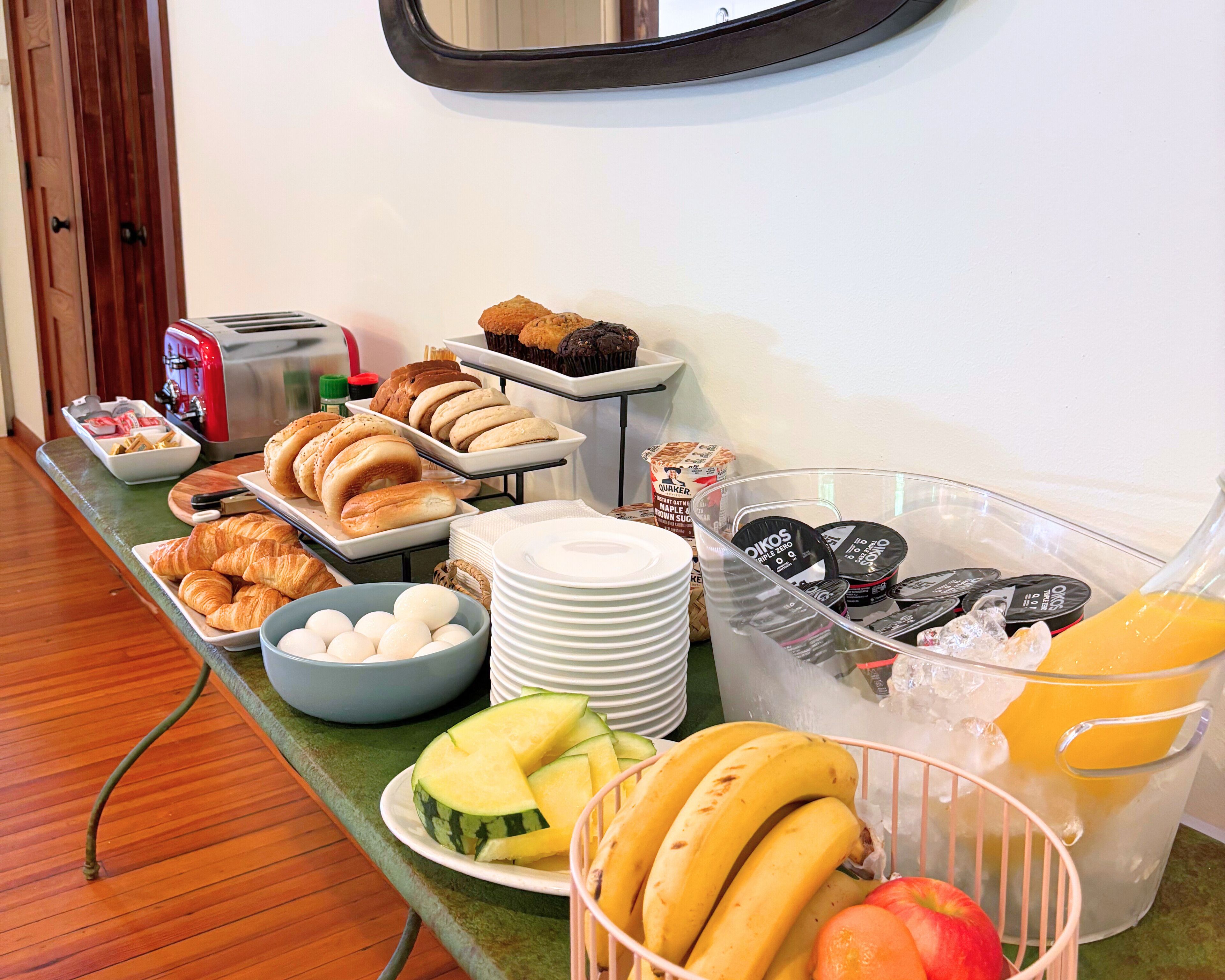 Un bufé de desayuno con diversas bollerías, frutas y bebidas.