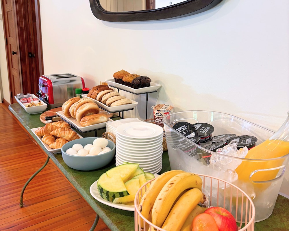 Phoenicia Lodge by null