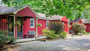 A row of red buildings with a gravel driveway and a bench outside. - Phoenicia Lodge (Phoenicia)