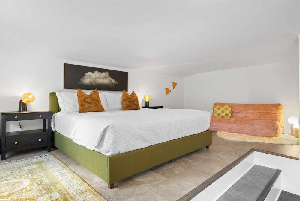 Phoenicia Lodge by null