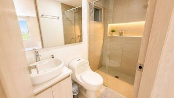 Family Apartment | Bilik Mandi | Pancuran mandi