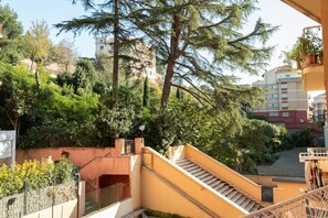A multi-level building with a staircase, surrounded by greenery and trees. - Journalist Apartment Sistine Chapel (Roma)