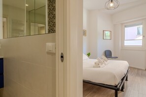2 bedrooms, desk, iron/ironing board, WiFi