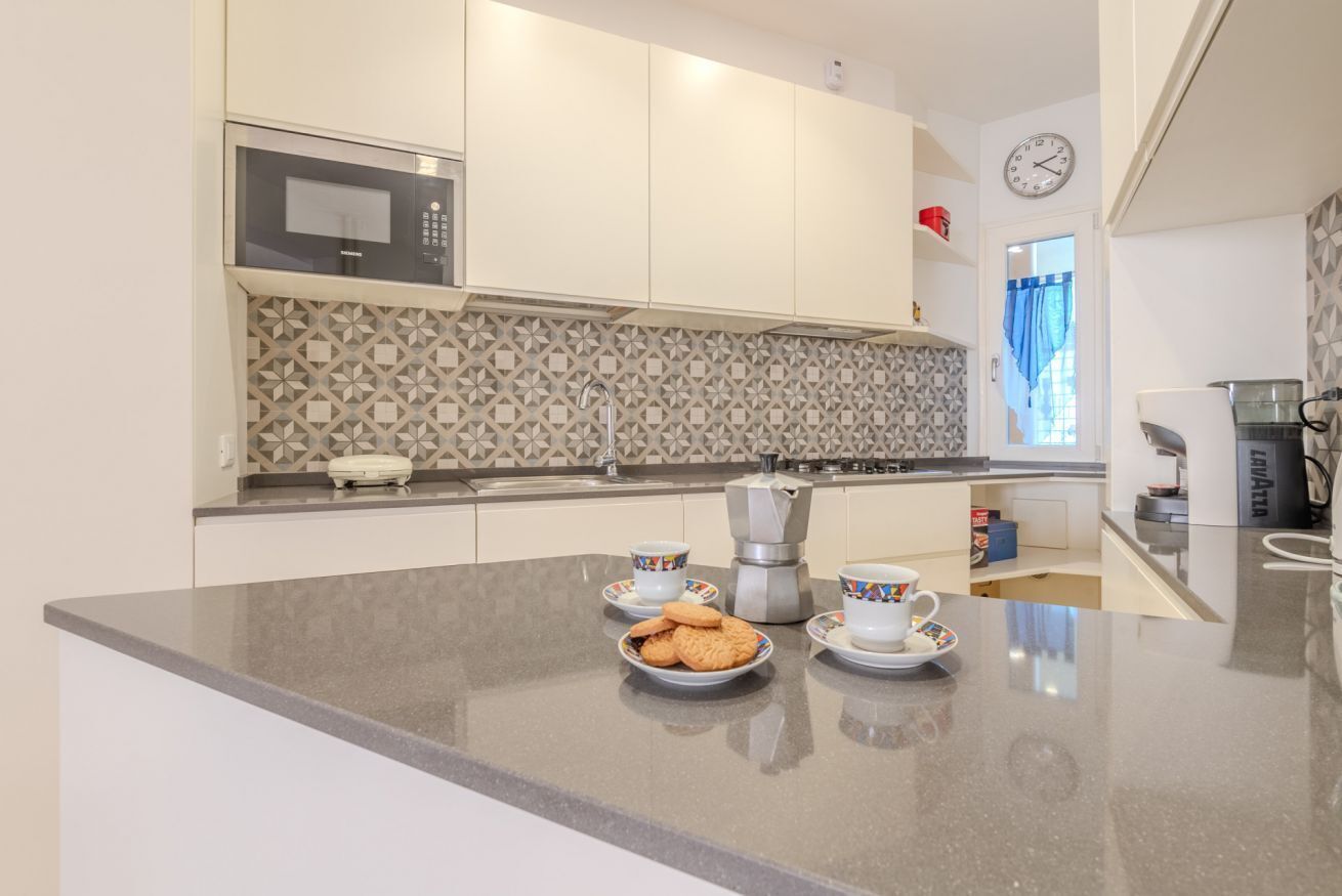 Frigorífico, microondas, horno y placa de cocina