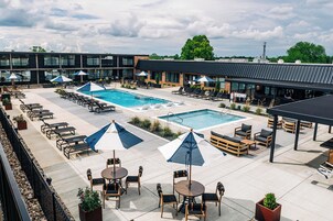 Una piscina al aire libre de temporada