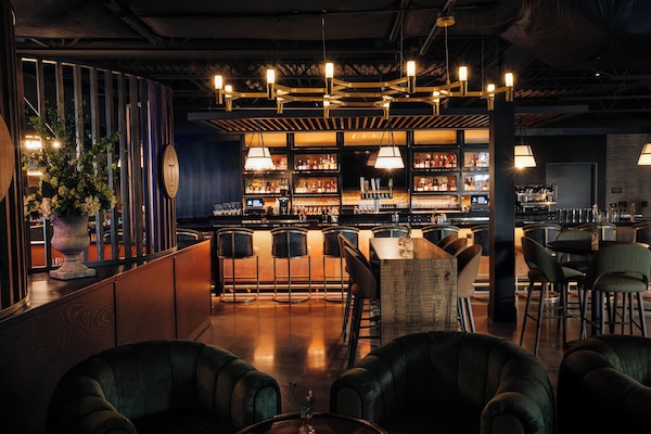 3 bars/lounges, lobby lounge, lobby lounge
