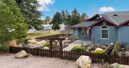 Charming 2-bedroom condo walking distance from cozy & quaint downtown Sisters.