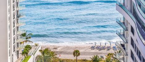 Una playa cerca, sillas reclinables de playa