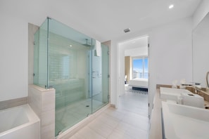 Shower, hair dryer, towels, soap - 25 min to FIFA! Into the Blue: Exploring Miami's Sunkissed Haven (Hollywood)