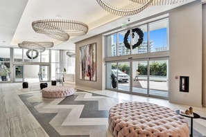 Lobby - 25 min to FIFA! Into the Blue: Exploring Miami's Sunkissed Haven (Hollywood)