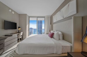 2 bedrooms, in-room safe, desk, travel crib - 25 min to FIFA! Into the Blue: Exploring Miami's Sunkissed Haven (Hollywood)